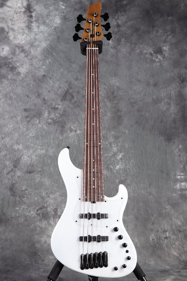 MDM1006-PW (Pearl White) 透明感のあるソリッド・カラーを採用したModeシリーズの6弦モデル！ 話題沸騰中のIbanezベース新製品！