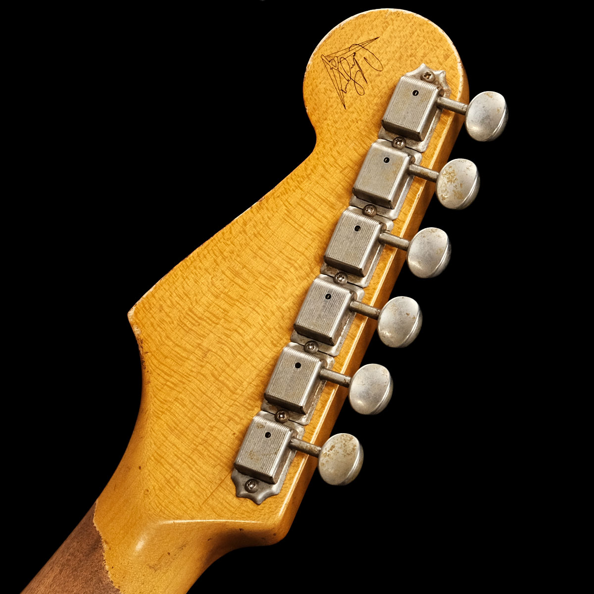FENDER STRATO ロビーロバートソンモデルをプロの工房で製作しま