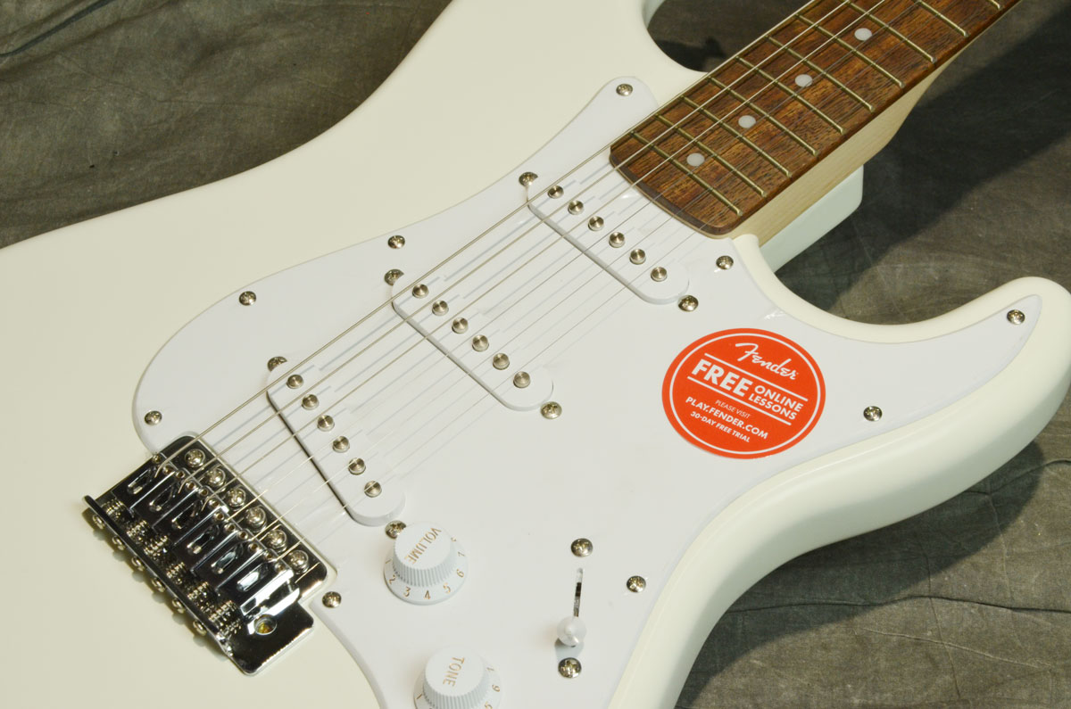 【匿名配送】squier bullet strat / エレキギター ホワイト Fender Squier Bullet Strat HT Electric Guitar, Rosewood