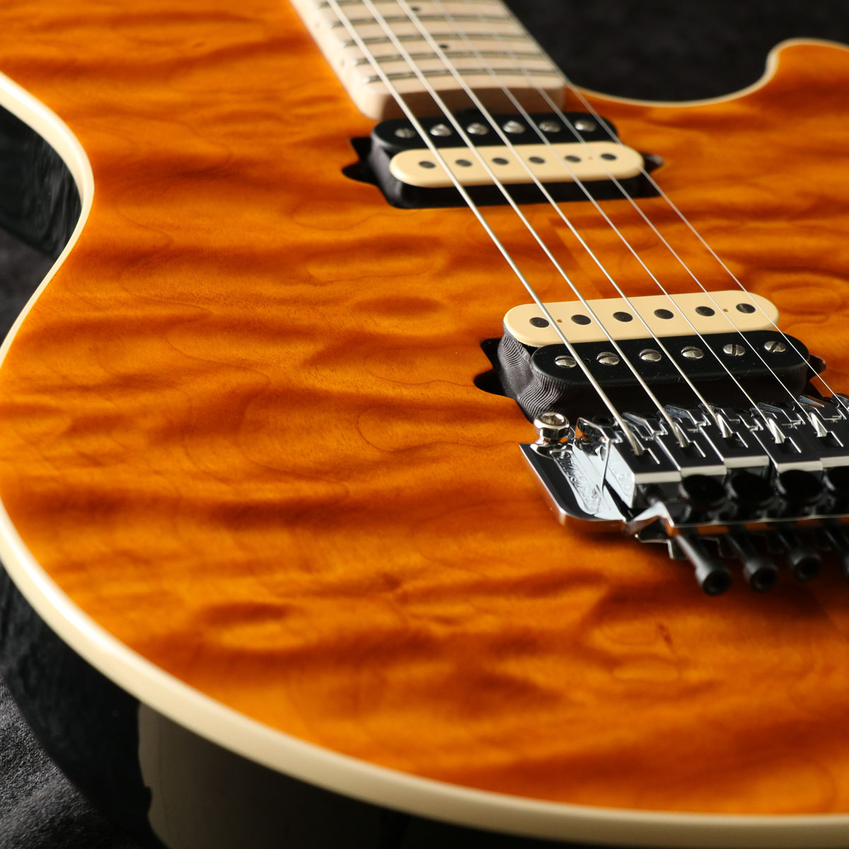 Music Man / KID Limited AXIS Trans Gold Quilted Maple Top