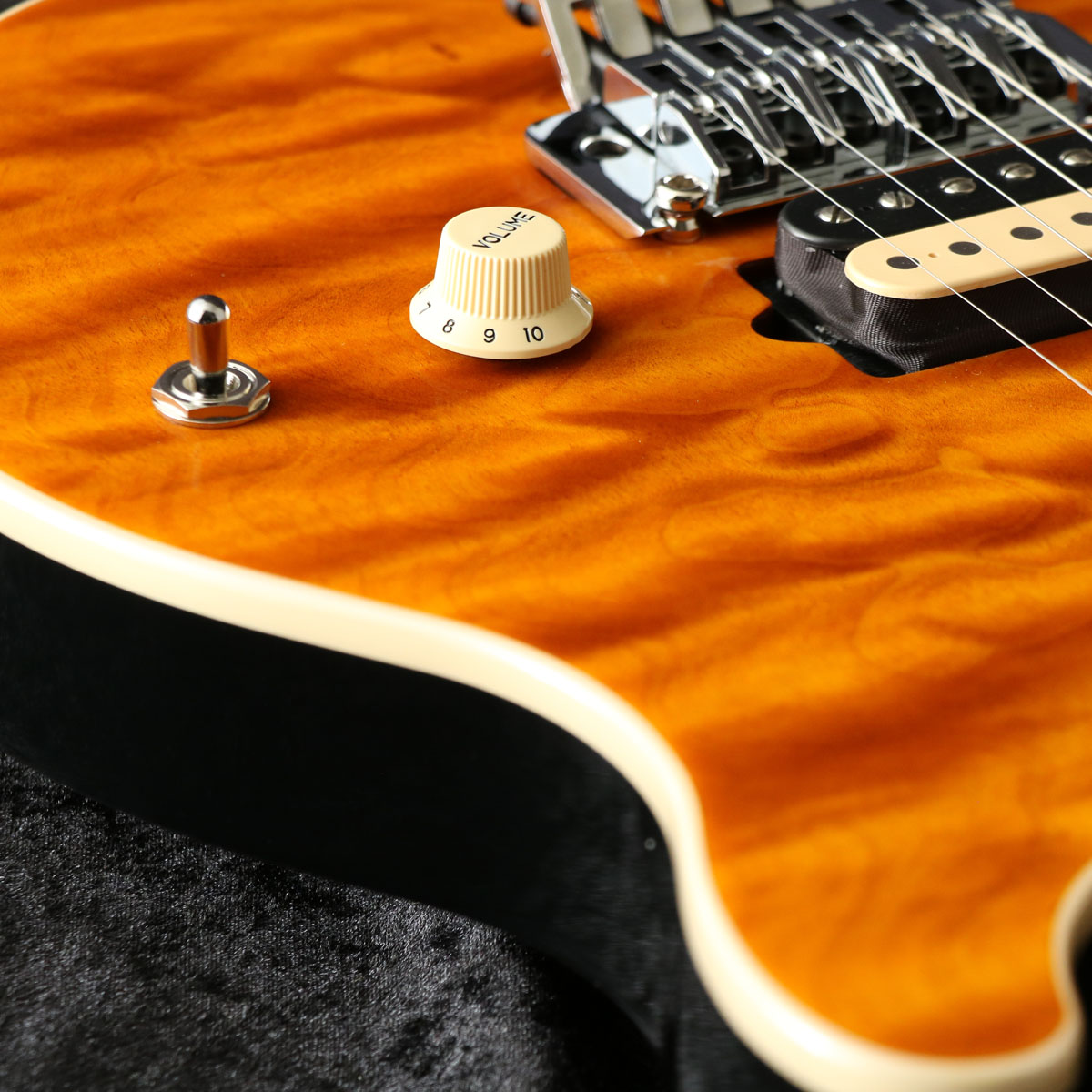 Music Man / KID Limited AXIS Trans Gold Quilted Maple Top