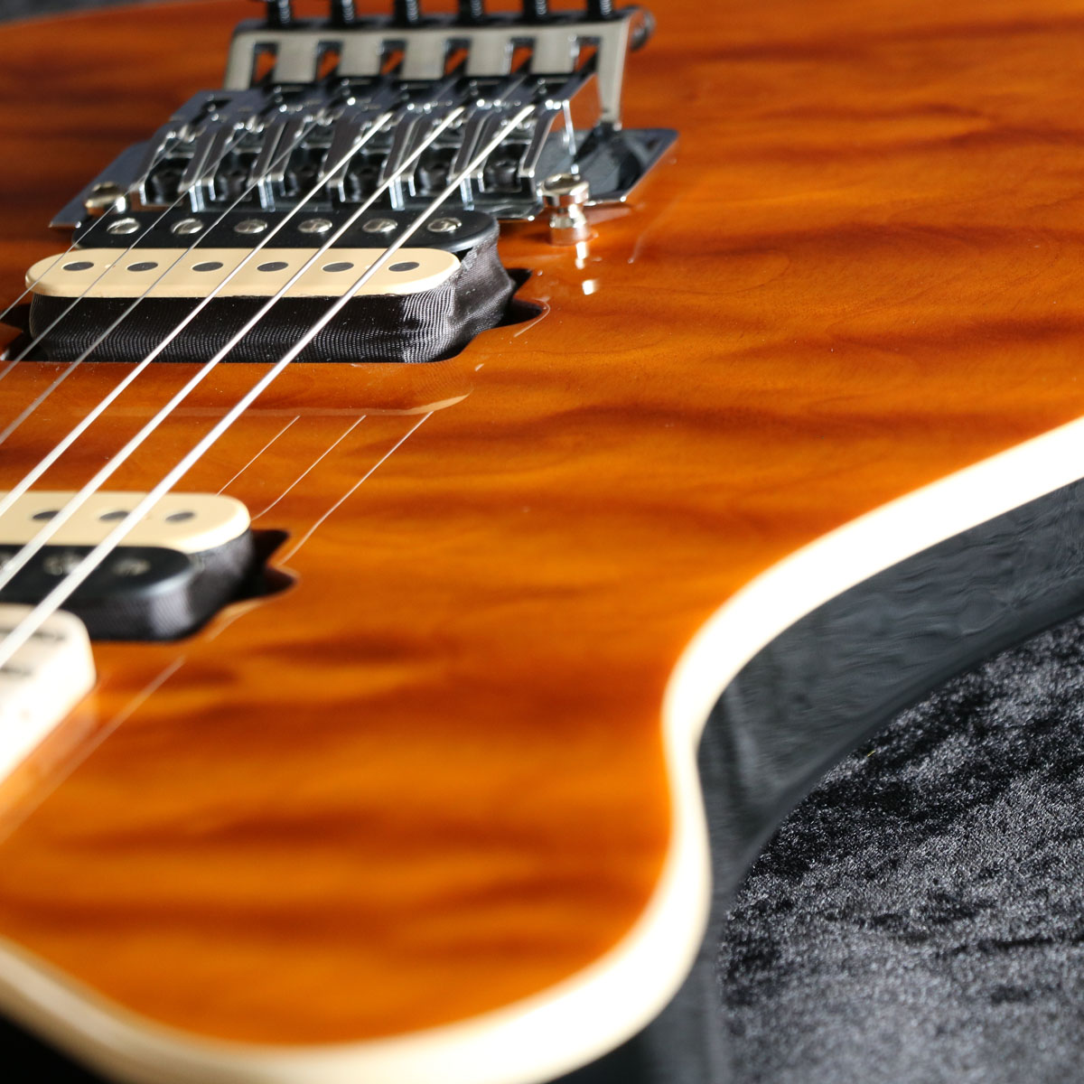 Music Man / KID Limited AXIS Trans Gold Quilted Maple Top