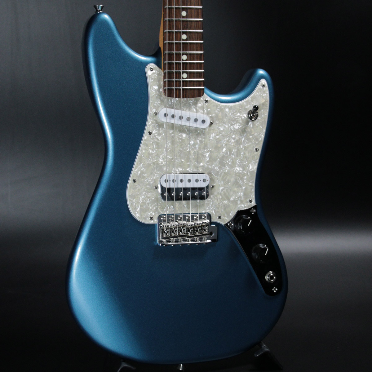 Fender / Made in Japan Limited<br />
Cyclone Rosewood Fingerboard<br />
Lake Placid Blue...