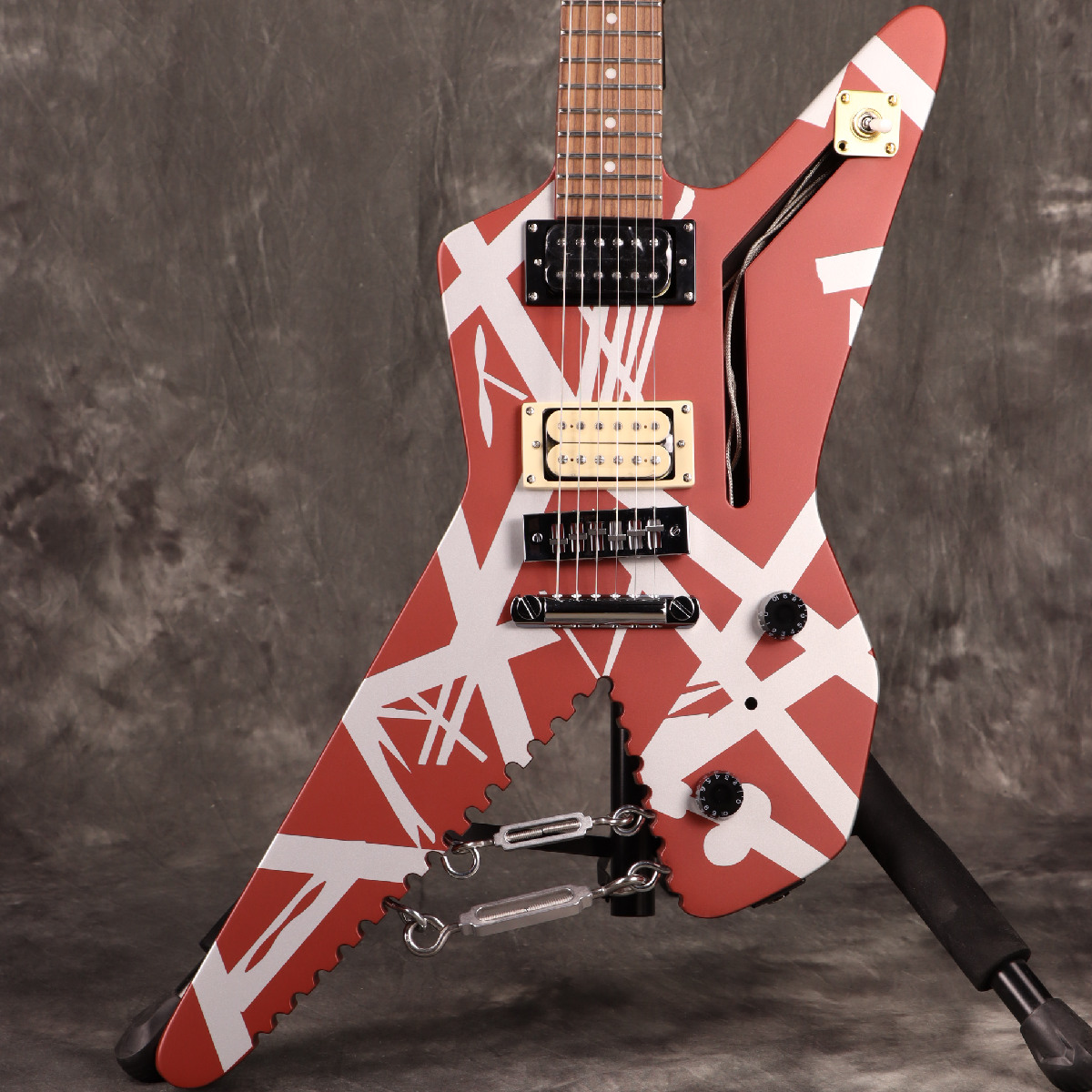 EVH / Striped Series Shark Pau Ferro Fingerboard Burgundy with Silver Stripes【3.69kg】[S/N KWE2400002]