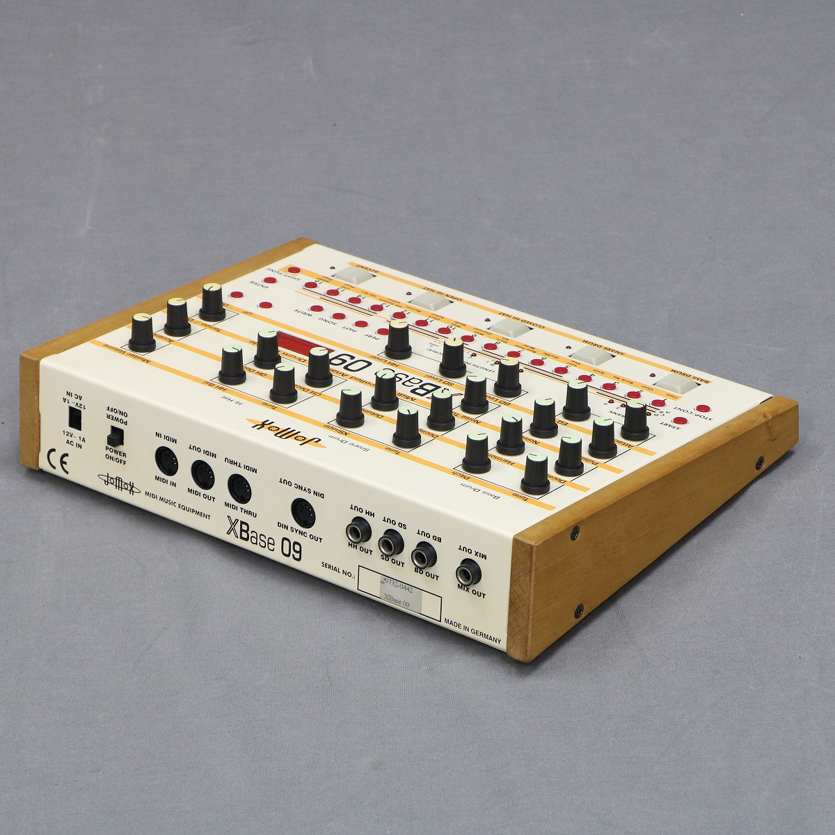 Jomox XBase 09 909 リズムマシン Jomox Xbase 09, an improved version of the classic Roland