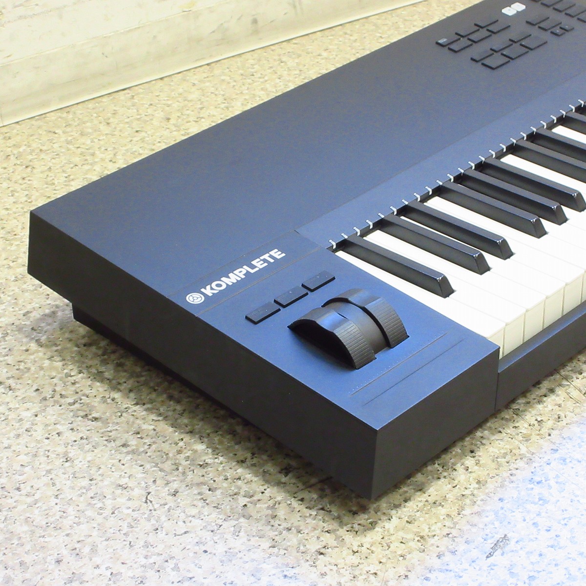 Native Instrumentsより新たなMIDIキーボード『KOMPLETE KONTROL