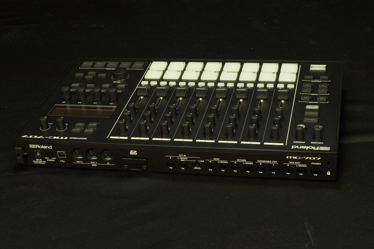 Roland MC-707 グルーヴボックス Amazon.com: Roland MC-707 Groovebox Professional Music