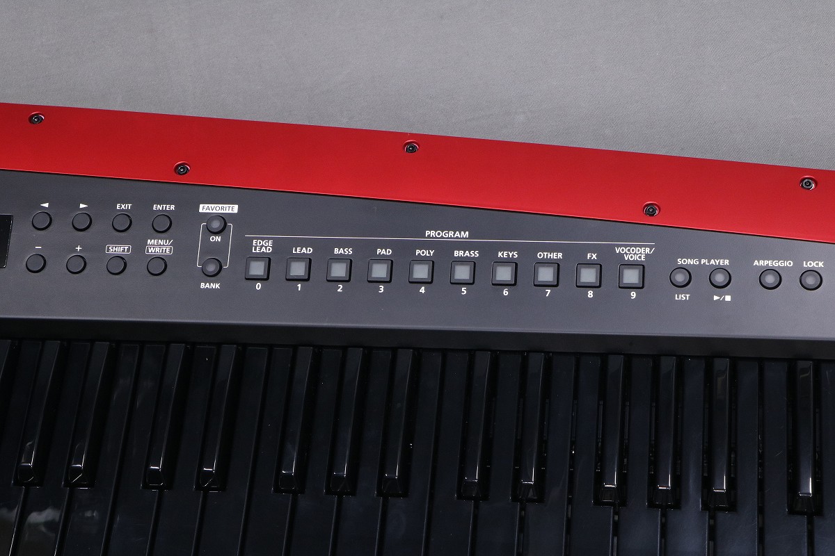 Roland AX-Edge シンセサイザー 黒/赤　※スタンドなし　※値下げ可 Roland AX-Edge Black 49鍵盤 ショルダーキーボード Zen-core