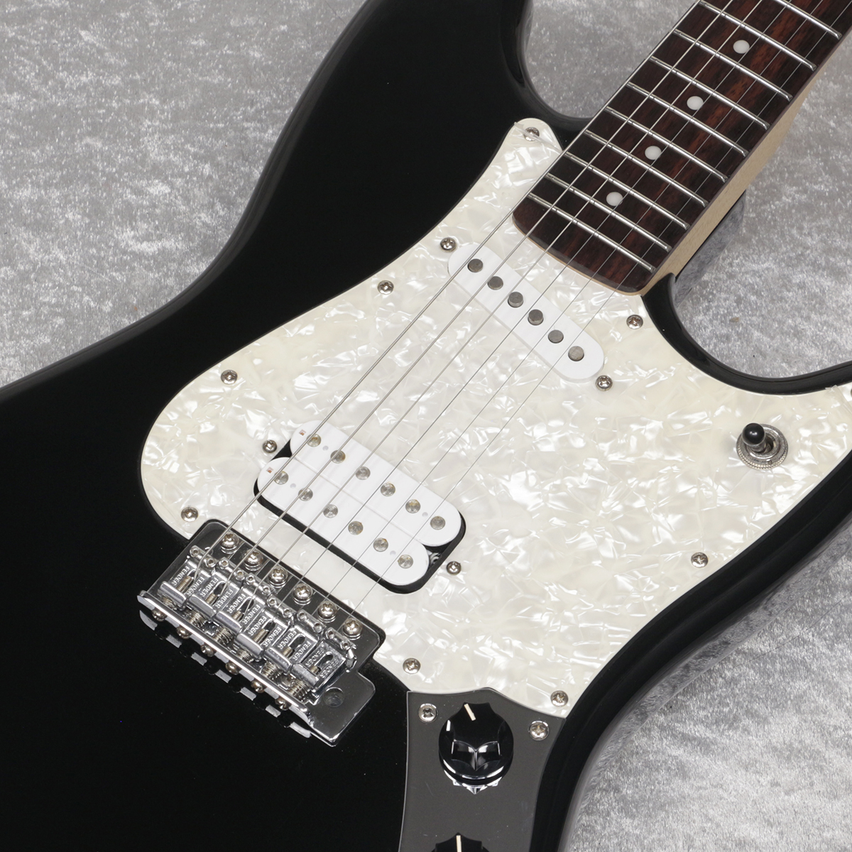 人気のブラックSquier Cyclone エレキギター H77032000004000-00-600x600.jpg