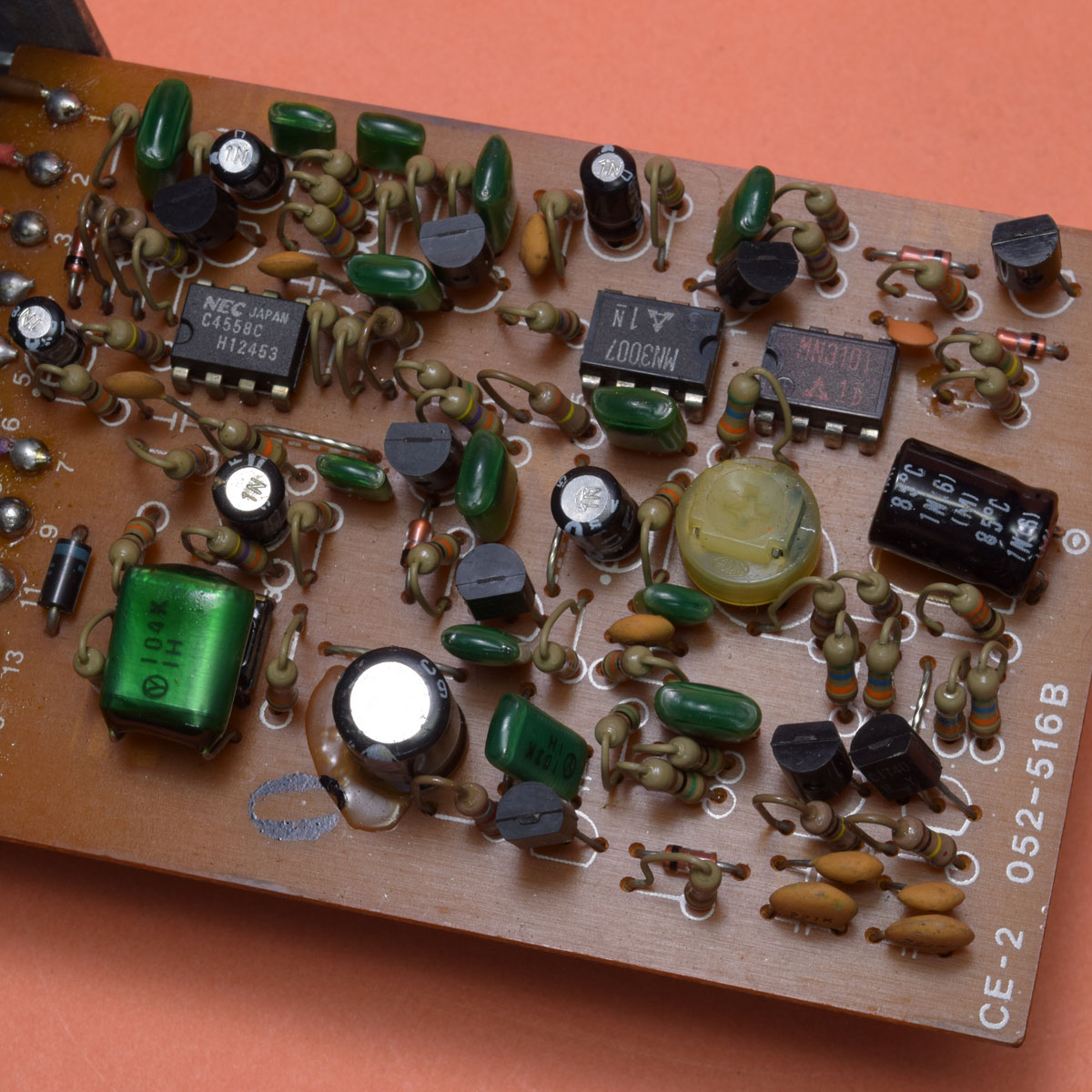 boss CE-2 日本製 黒ネジ　箱付き 動作確認済み BOSS CE-2 アナログコーラス（銀ネジ＆黒ネジ）を比較レビュー