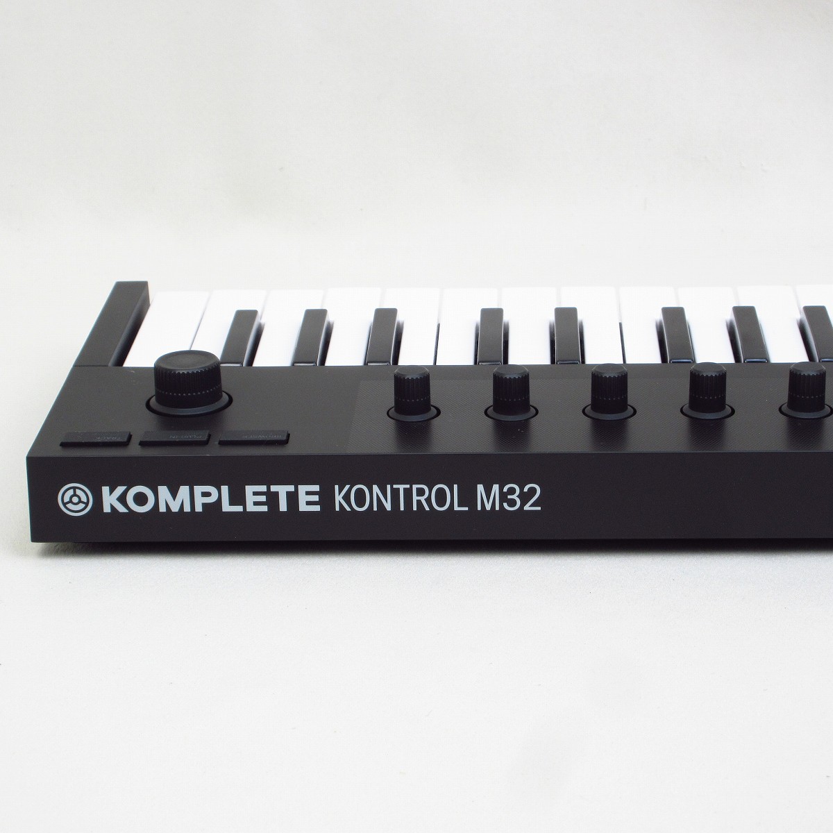 KOMPLETE KONTROL M32 ライセンス譲渡有 中古】NATIVE INSTRUMENTS / KOMPLETE KONTROL M32 コンパクトな