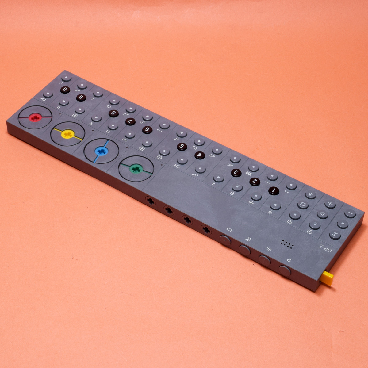 イトケン。 中古】Teenage Wngineering / OP-Z Multimedia Synthesizer