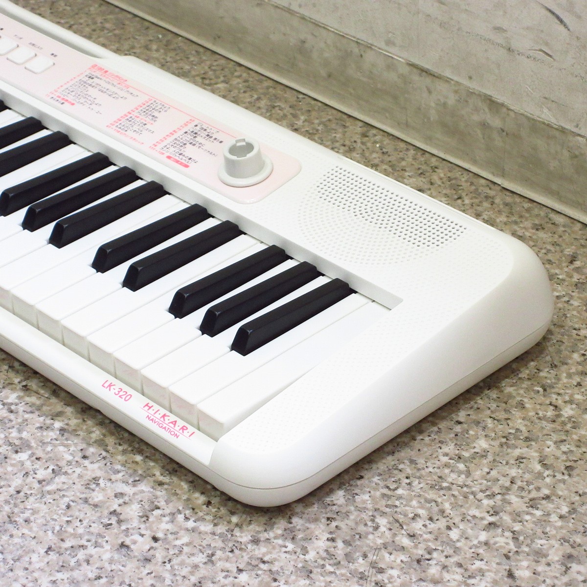 CASIO LK-320 電子ピアノ・キーボード ルーチェ 光ナビ　送料込み Casio LK-320 2021年製 61鍵盤 光ナビ 電子キーボード