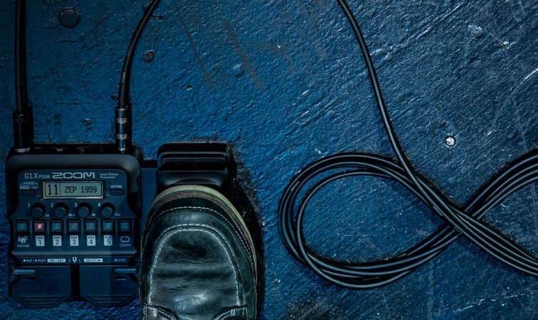 ZOOM / G1 FOUR Guitar Multi-Effects Processor 電池駆動可能