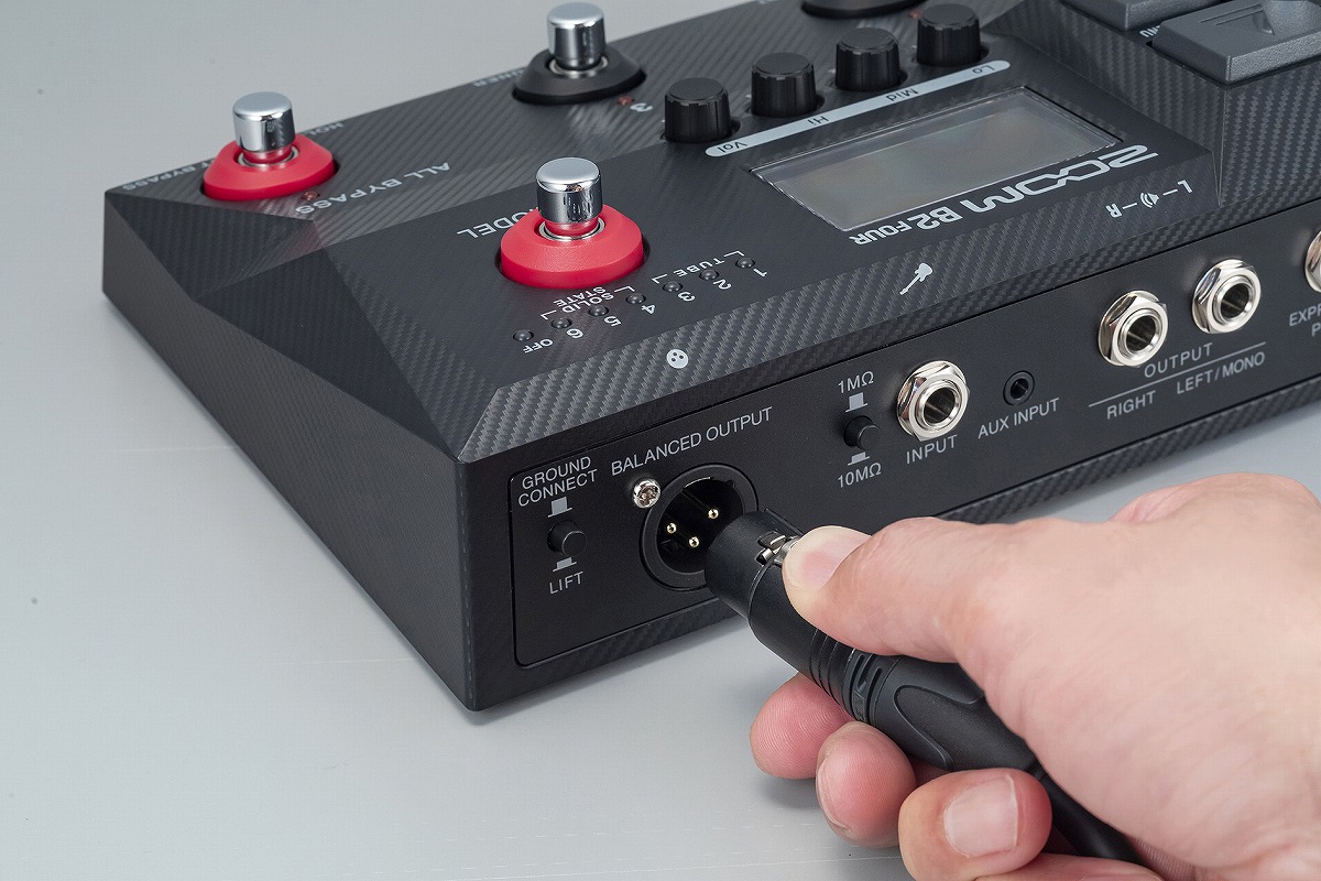 アンプ・エフェクターセール品》ZOOM / B2 FOUR Effects & Amp
