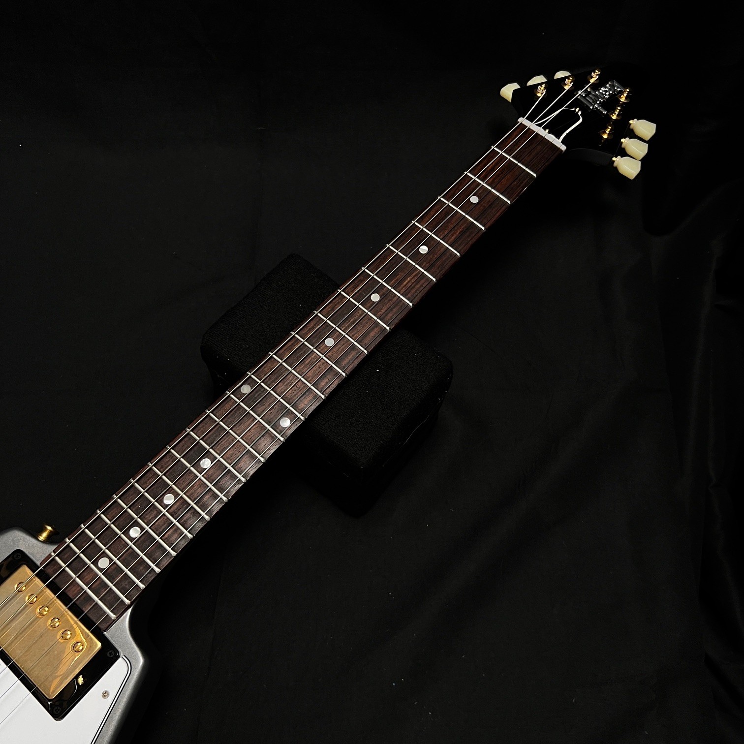 Gibson Custom Shop / 1958 Korina Flying V White Pickguard