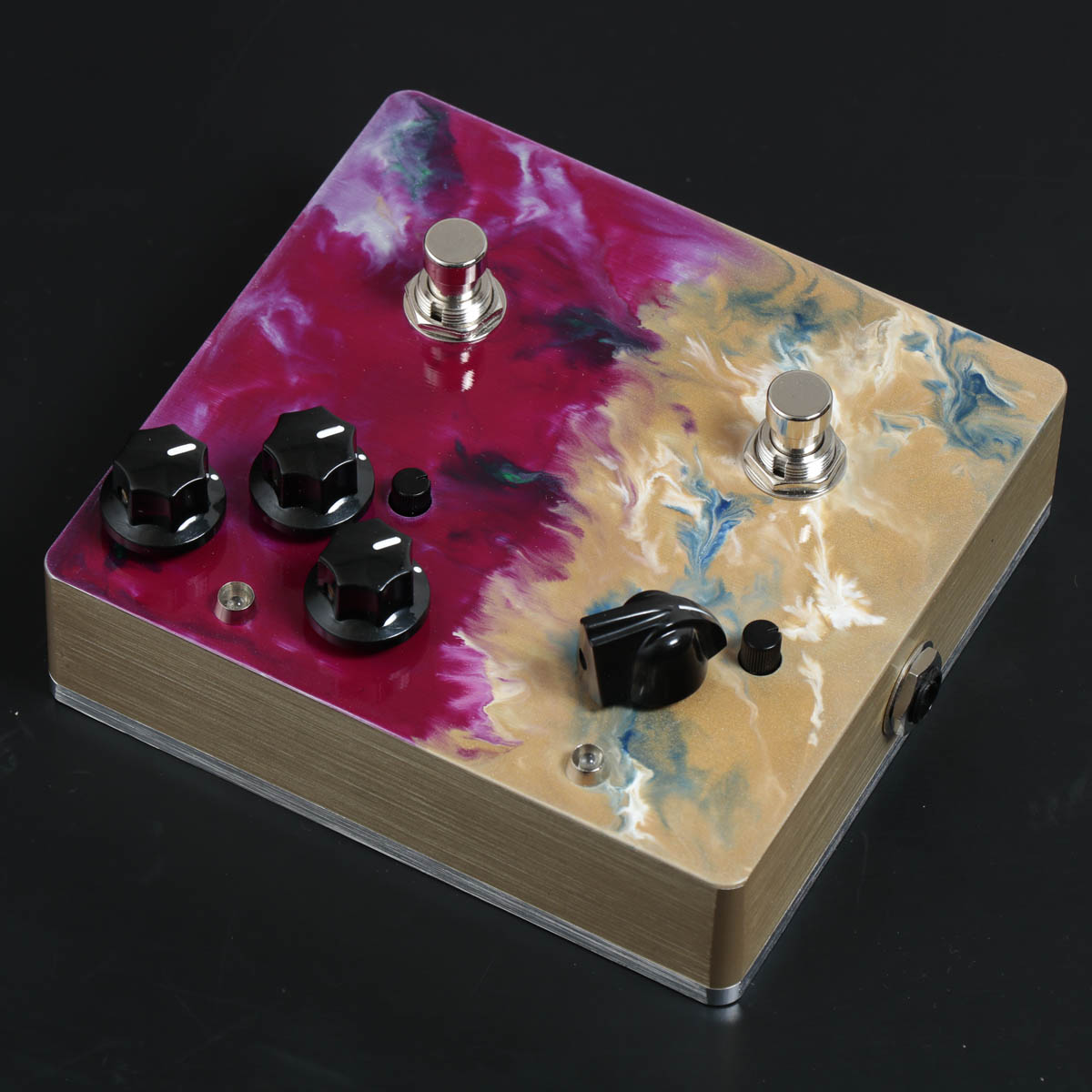 【10454】 新品 Leqtique 2in1 9/9 +RED 歪みペダル・ディレイ】-Leqtique-初のディレイペダル発売を記念
