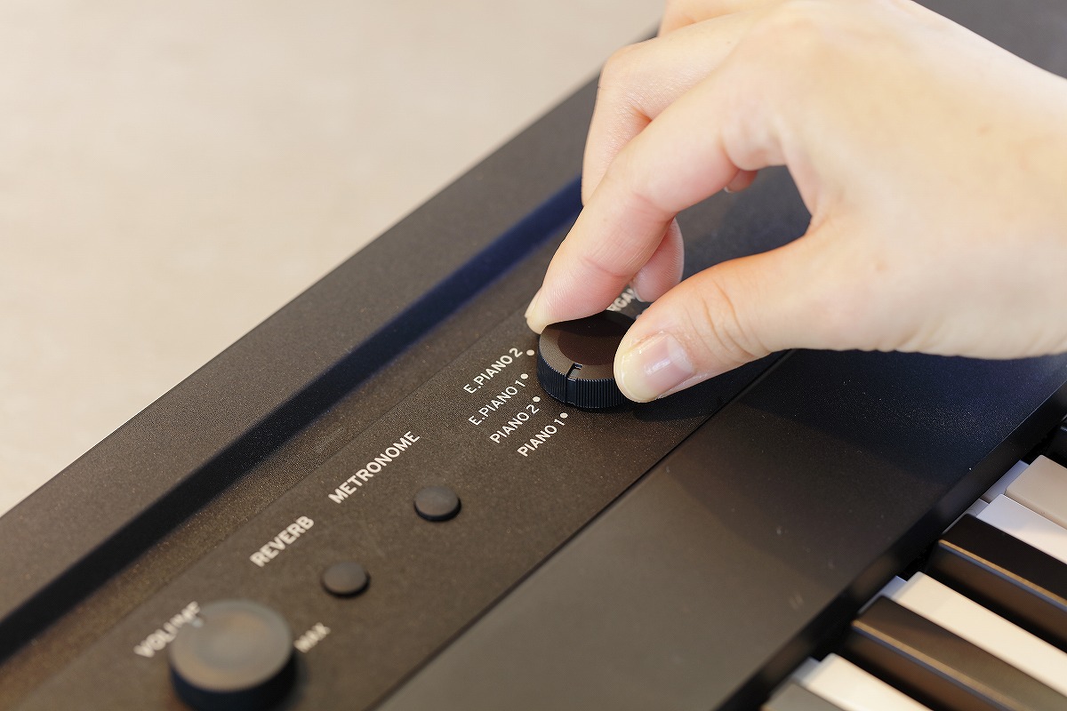 ト送料込 KORG KORG Liano METALLIC SILVER [L1SP MSILVER] DIGITAL PIANO (ご予約受付中) 