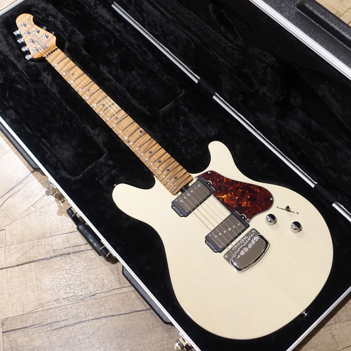 USA製 Music man Valentineモデル 中古】MUSIC MAN / Valentine Trans Buttermilk James Valentine